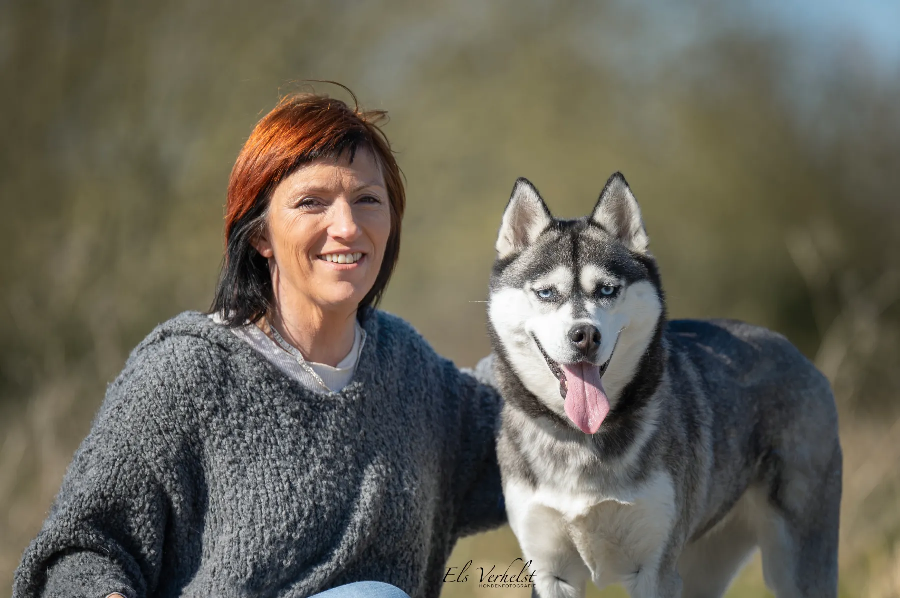 Françoise met een husky in de tuin