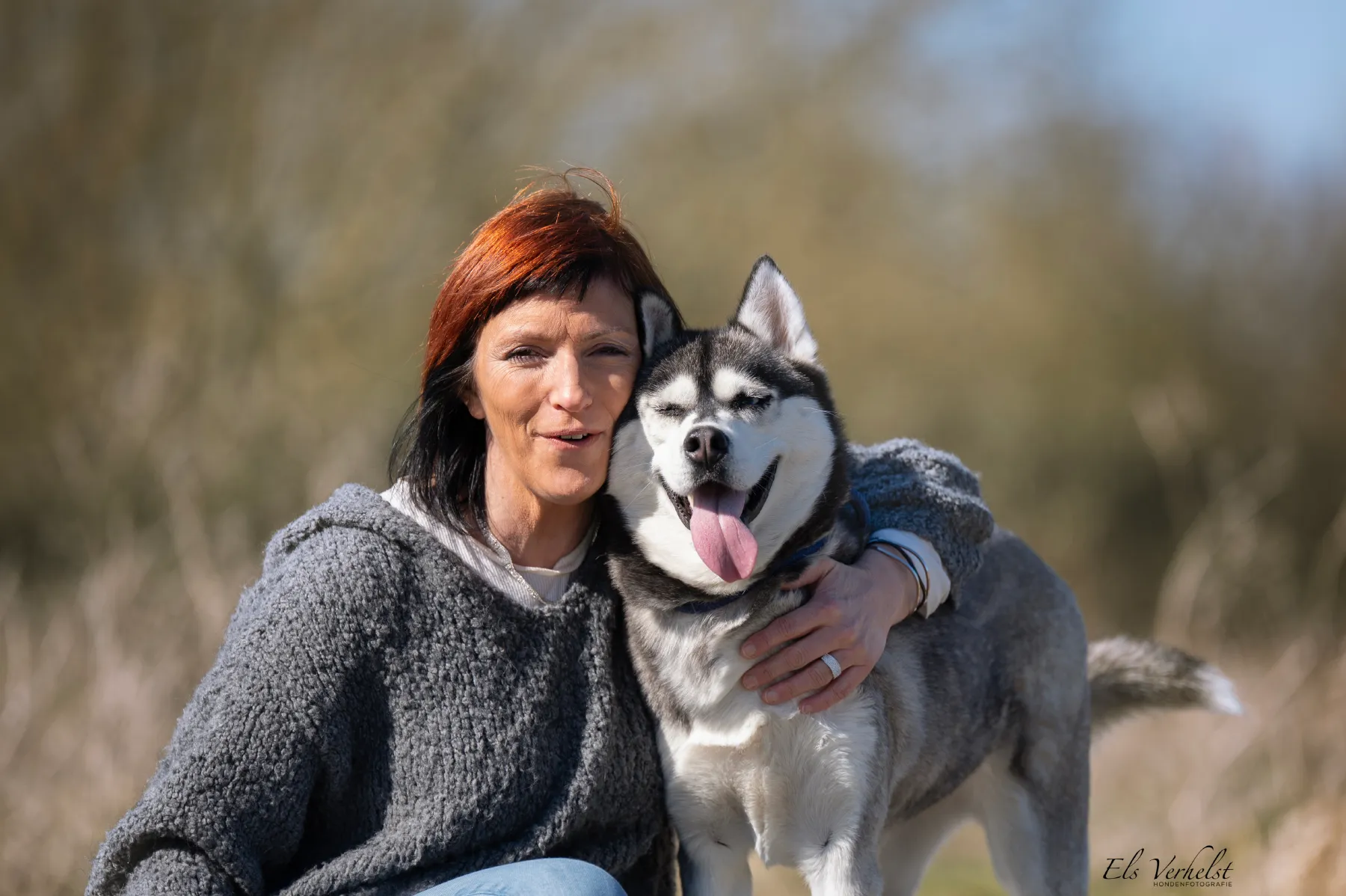 Françoise wang aan wang met een husky