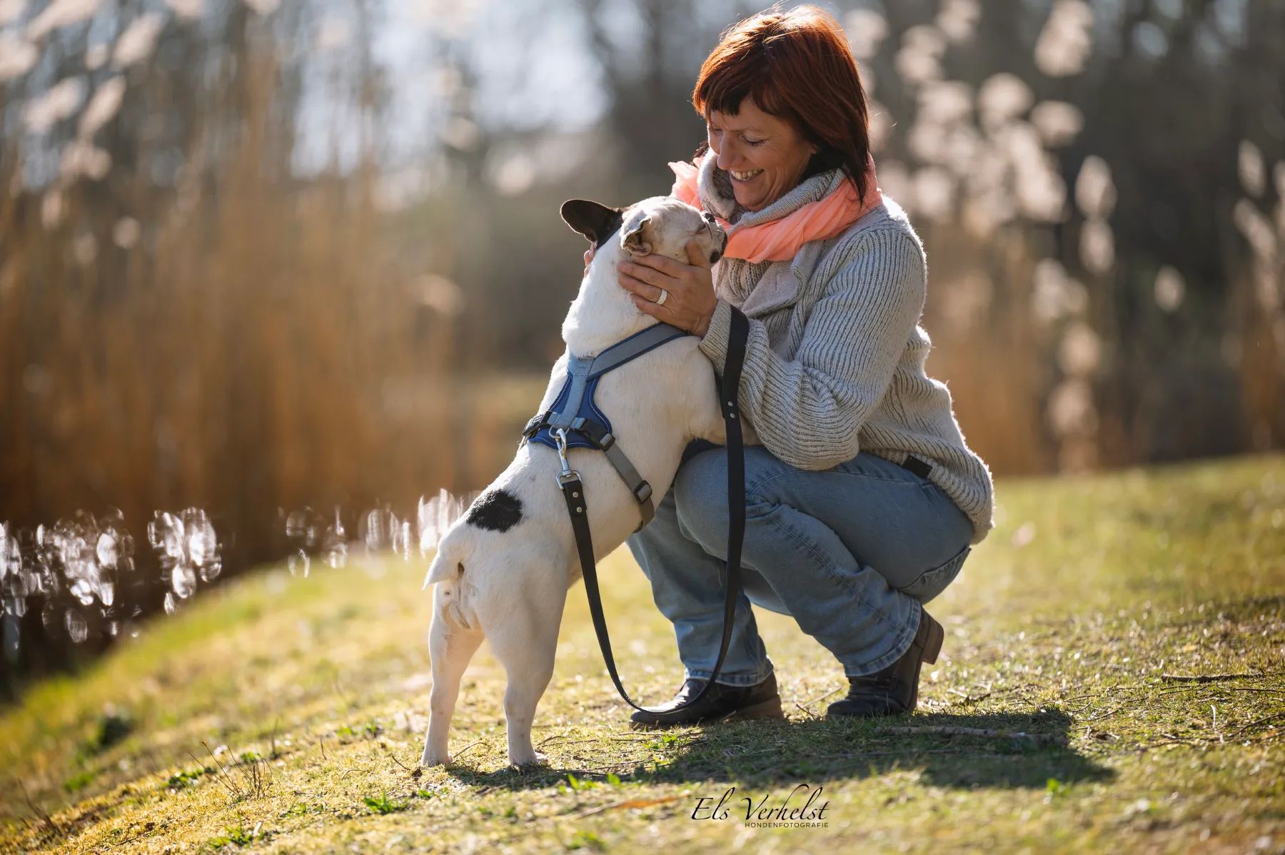 Françoise met een kleine hond buiten